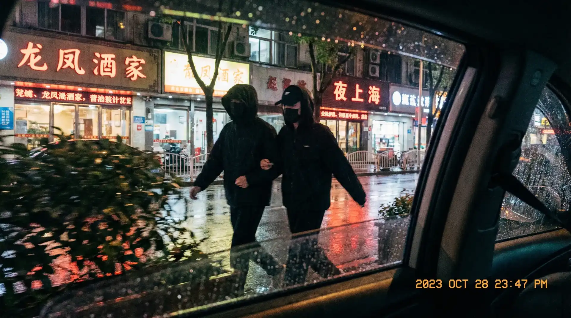 华体育会官网 - 顶流明星深夜密会现场抓拍照片